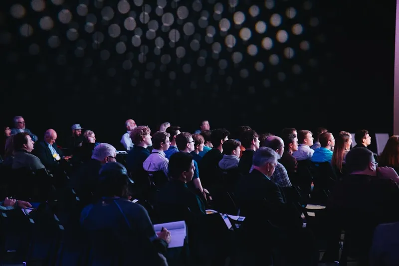 A crowded conference hall where hundreds of potential leads are exchanging conversations